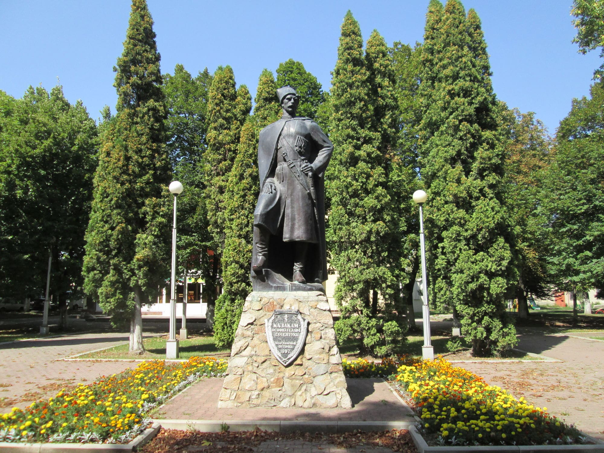 Какой памятник находится в сочи. Ессентуки памятник казакам. Ессентуки памятник казакам основателям Ессентуков. Станица Ессентукская памятники. Ессентуки площадь Возрождения.